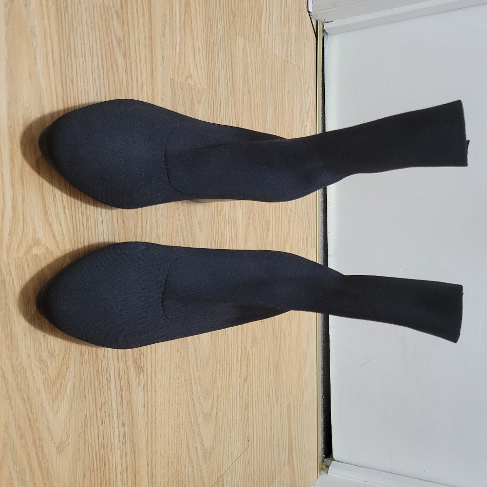 Blondo Black Heeled Boots with Streamlined Silhouette - Picture 3 of 8